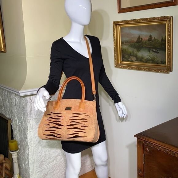 Viator Natural Portuguese Cork Vegan Crossbody Bag - Picture 4 of 11